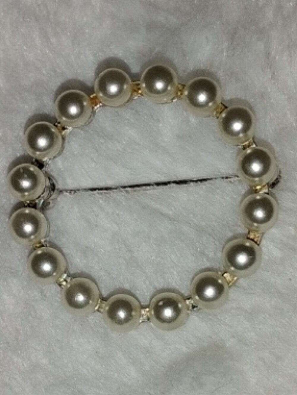 ✨ Vintage-Style Silver Tone Faux Pearl Circle Brooch ✨